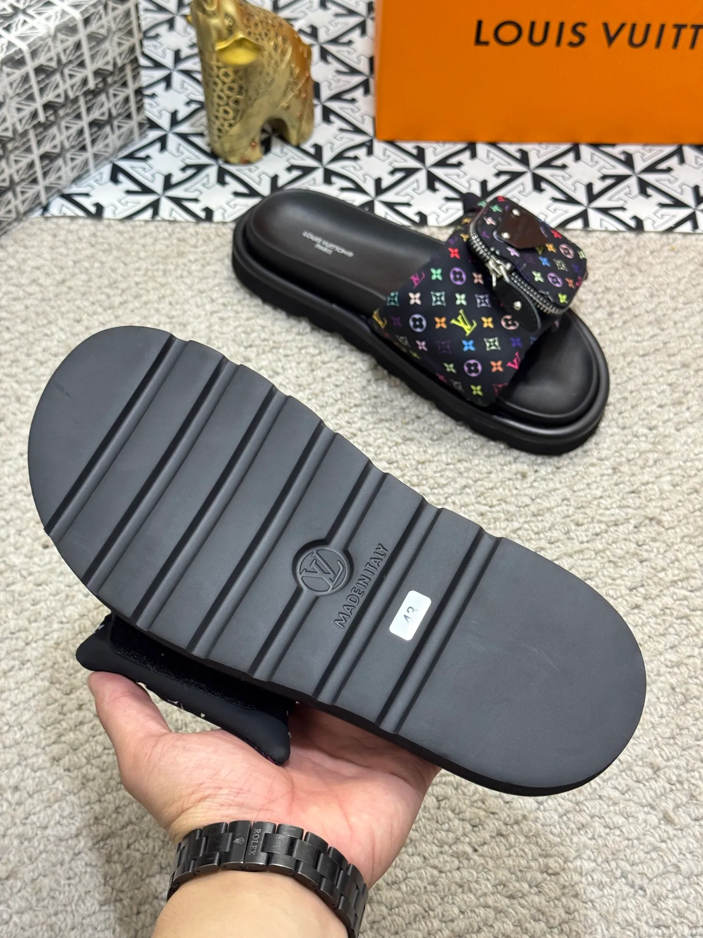 Men's shoes 💰400 [New style] 🦇🦇Top original order [Louis Vuitton] Couple style 👫Spring and summer style🎯🎯As an active family in the fashion industry ⭐ Lv is characterized by bold innovation ⚡Fabric down cloth🔥 Combined outsole, clean and tidy ⚡Fashionable and generous🌹Multiple colors available..Size: 36-44 (45 customized